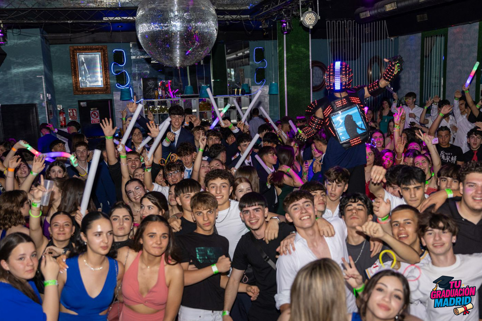 Fiesta de graduación con barra libre y DJ